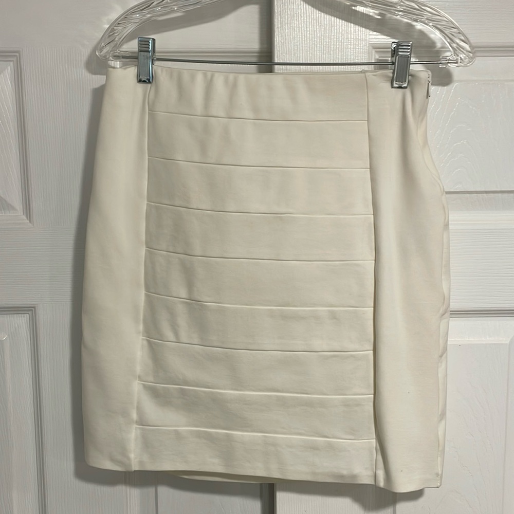 ✨WHITE HOUSE BLACK MARKET Cream/Winter White Skirt Size 6